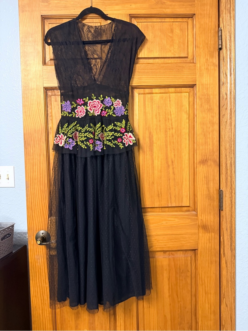 Black Lace Evening Dress with Floral Embroidered Waist